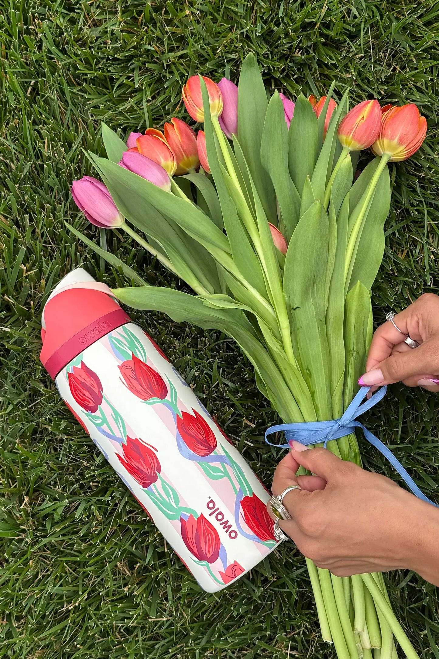 PREVENTA Owala FreeSip® 32oz - Edición Tulip Bouquet Exclusivo UO